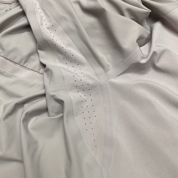 Athleta Urbanite Beige Shirt size Medium - Picture 3 of 8